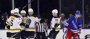 Hokejisté Bostonu se radují po gólu v únorovém utkání proti Rangers