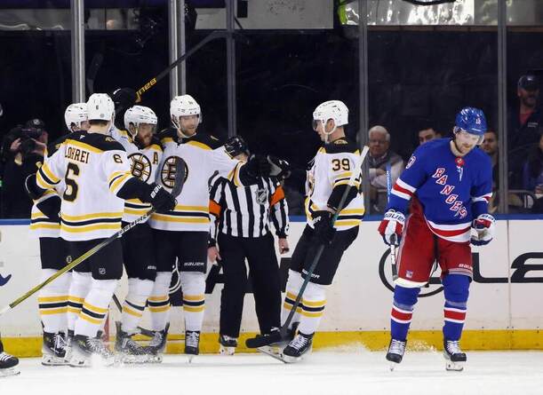 Hokejisté Bostonu se radují po gólu v únorovém utkání proti Rangers