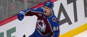 Martin Nečas, český útočník v dresu Colorada, slaví gól do sítě Anaheimu