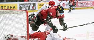 Útočník Devin Shore a brankář Ondřej Kacetl v zápase Tipsport extraligy 2025/2026, Třinec a Sparta spolu hrají i dnes