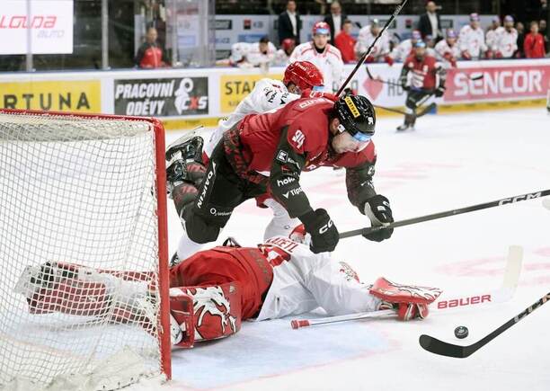 Útočník Devin Shore a brankář Ondřej Kacetl v zápase Tipsport extraligy 2025/2026, Třinec a Sparta spolu hrají i dnes