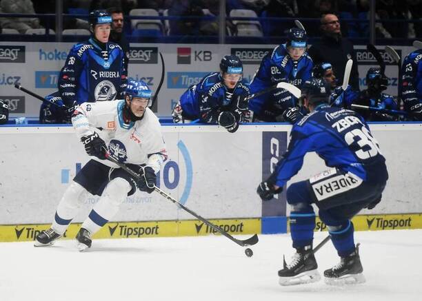 Fotka z minulého utkání Vítkovic proti Kladnu, na kotouči Jaromír Jágr, brání jej Jakub Zbořil