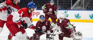 Stanislav Svozil skóruje v duelu Česka s Lotyšskem na MS juniorů v hokeji 2022. Jak vypadá vzájemná bilance z MS U20?