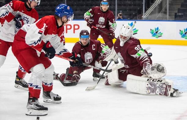 Stanislav Svozil skóruje v duelu Česka s Lotyšskem na MS juniorů v hokeji 2022. Jak vypadá vzájemná bilance z MS U20?