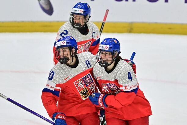 České hokejové reprezentantky Denisa Křížová, Aneta Tejralová a Daniela Pejšová se radují z gólu, všechny si za Česko zahrály i na ZOH