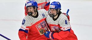 České hokejové reprezentantky Denisa Křížová, Aneta Tejralová a Daniela Pejšová se radují z gólu, všechny si za Česko zahrály i na ZOH