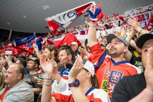 Fanoušci národního hokejového týmu žen se radují