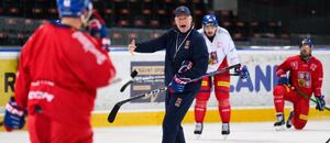 Hlavní kouč Radim Rulík dává pokyny hráčům během tréninku hokejové reprezentace