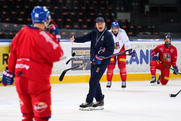 Hlavní kouč Radim Rulík dává pokyny hráčům během tréninku hokejové reprezentace