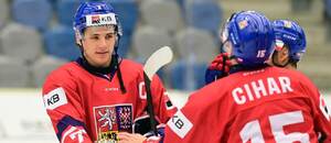 V předběžné nominaci na MSJ U20 2026 figurují i Jakub Fibigr (vlevo) a Vojtěch Čihař, fotka z přípravného turnaje v Chomutově