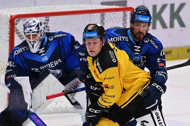 16. kolo TELH 2025/26: Na fotce zleva vítkovický gólman Dominik Hrachovina, útočník Litvínova Michal Gut a Marek Hrivík, kapitán ostravského mančaftu