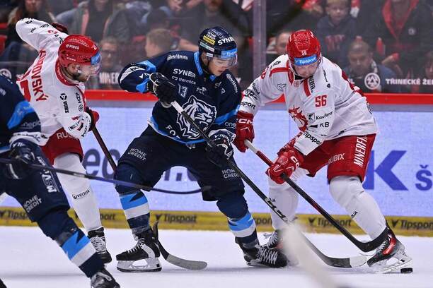 Zápas 16. kola ELH 2025/26: Na fotce zleva Daniel Kurovský z Třince, liberecký forvard Jaromír Pérez a Marko Daňo v barvách Ocelářů