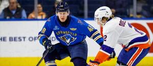 Jakub Štancl, jeden z Čechů v AHL, živě v akci během zápasu Springfieldu s Bridgeportem