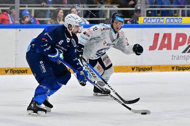 Klání 17. kola TELH 2025/26: Na fotce obránce Komety Libor Zábranský a Samuel Kňažko, vítkovický bek