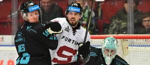 Michael Špaček ze Sparty (uprostřed) s Nickem Jonesem a brankářem Dominikem Frodlem z Karlových Varů