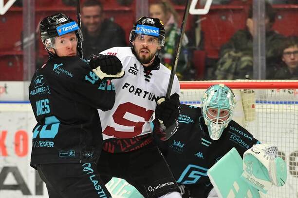 Michael Špaček ze Sparty (uprostřed) s Nickem Jonesem a brankářem Dominikem Frodlem z Karlových Varů