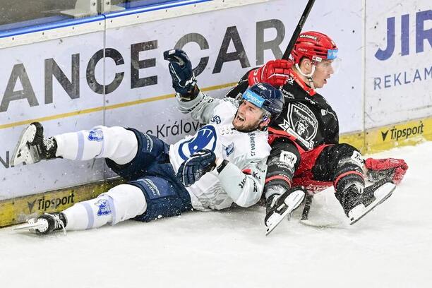 Hokejisté Adrián Holešinský (Plzeň) a Jakub Pour (Mountfield HK) v zářijovém zápase extraligy Mountfield HK vs. Škoda Plzeň