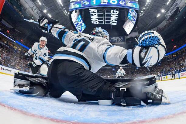 Český brankář Karel Vejmelka předvádí zákrok při utkání NHL