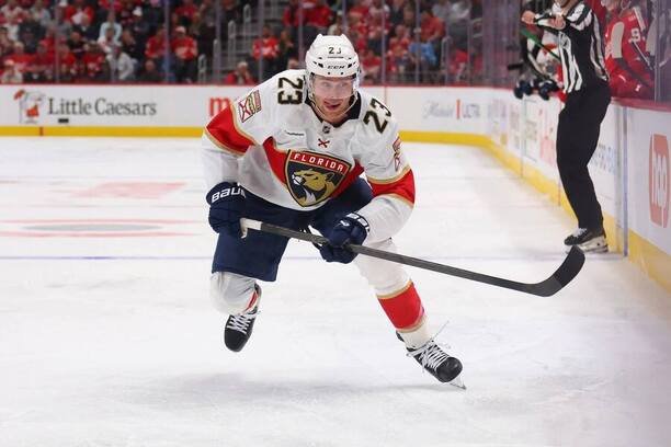 Útočník Floridy Carter Verhaeghe v duelu proti Detroitu
