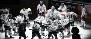 Hráči Košic před zápasem 1. slovenské hokejové Tipsport ligy proti Nitře. Všechna utkání můžete sledovat živě, zdarma a online.