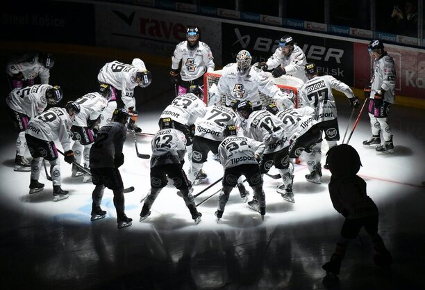 Hráči Košic před zápasem 1. slovenské hokejové Tipsport ligy proti Nitře. Všechna utkání můžete sledovat živě, zdarma a online.