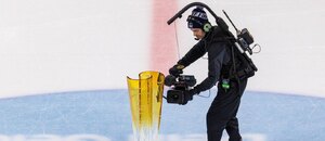 Kameraman během živého přenosu z finále švýcarské hokejové NL. Přenosy z předních evropských lig v ČR vysílá TV Sport1 a Sport2.
