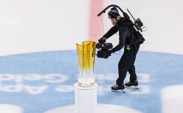 Kameraman během živého přenosu z finále švýcarské hokejové NL. Přenosy z předních evropských lig v ČR vysílá TV Sport1 a Sport2.