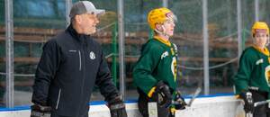 Fotka z tréninku týmu VHK ROBE Vsetín, v popředí asistent trenéra Michal Broš