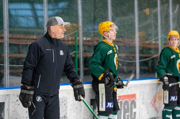 Fotka z tréninku týmu VHK ROBE Vsetín, v popředí asistent trenéra Michal Broš
