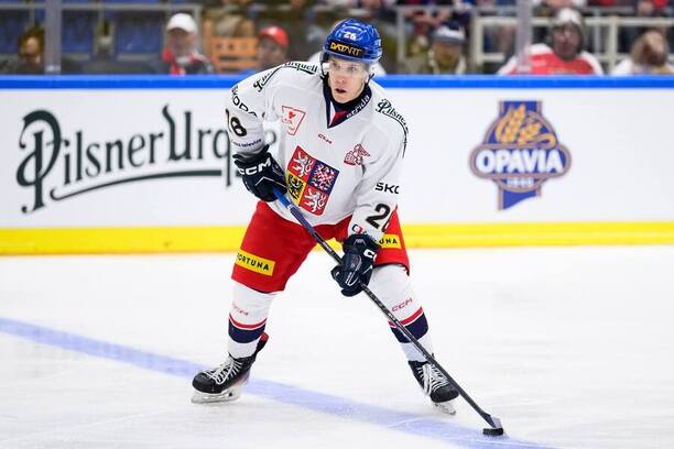 Obránce Jiří Ticháček v utkání české hokejové reprezentace proti Finsku