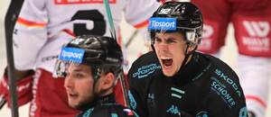 Hokejista Vojtěch Čihař se raduje z gólu Karlových Varů v zápase české Tipsport extraligy 2025/2026