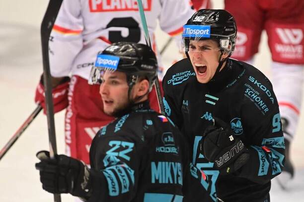 Hokejista Vojtěch Čihař se raduje z gólu Karlových Varů v zápase české Tipsport extraligy 2025/2026