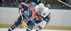 Hokejisté Wayne Gretzky a Denis Potvin v Zápase NHL mezi Edmonton Oilers a New York Islanders.
