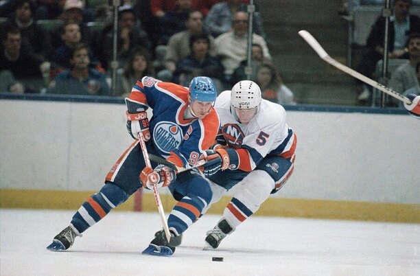 Hokejisté Wayne Gretzky a Denis Potvin v Zápase NHL mezi Edmonton Oilers a New York Islanders.