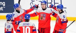 Čeští juniorští reprezentanti slaví gól do sítě Švédska na MSJ 2025