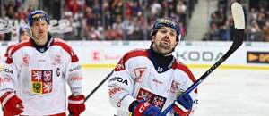 Útočník české hokejové reprezentace Jakub Flek (vpravo) během střetnutí proti Finsku