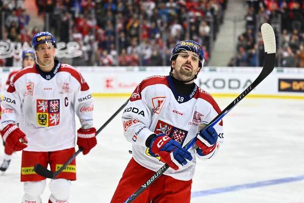 Útočník české hokejové reprezentace Jakub Flek (vpravo) během střetnutí proti Finsku