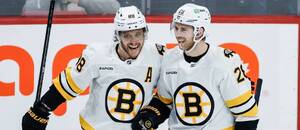 David Pastrňák (vlevo) a Elias Lindholm se radují po gólu proti Winnipegu
