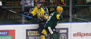 Osobní souboj mezi Pavlem Klhůfkem a Aleksi Salonenem§, fotka ze zápasu Vsetín vs. Zlín v 6. kole Maxa ligy 25/26