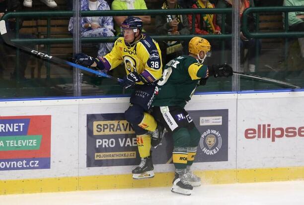 Osobní souboj mezi Pavlem Klhůfkem a&nbsp;Aleksi Salonenem§, fotka ze zápasu Vsetín vs. Zlín v&nbsp;6. kole Maxa ligy 25/26