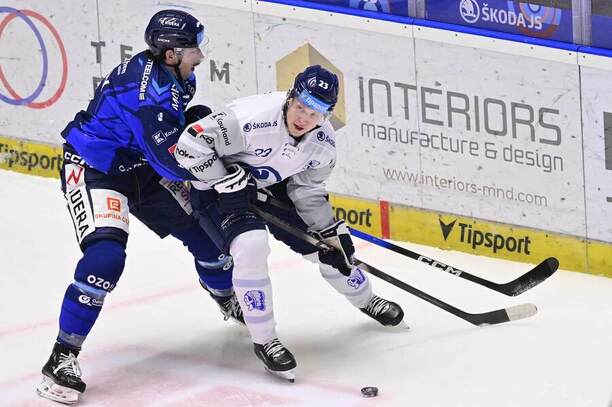 26. kolo TELH 2025/26: Na snímku zleva vítkovický obránce Joe Leahy a&nbsp;Ville Petman, útočník Plzně