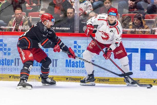 Martin Kohout z&nbsp;Hradce (vlevo) a&nbsp;Andrej Nestrašil z&nbsp;Třince v&nbsp;posledním vzájemném utkání