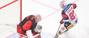 Pardubický útočník Robin Kaplan brzdí před olomouckým brankářem Matějem Machovským