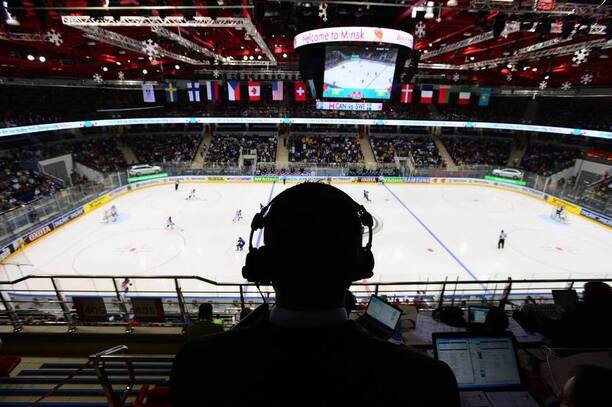 Záběr na hokejové hřiště z&nbsp;komentátorského stanoviště