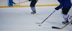 Záběr na hokejistu s pukem