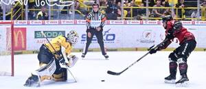 Michael Špaček střílí na litvínovského brankáře, fotka z utkání Litvínov vs. Sparta v 5. kole Tipsport ELH 25/26