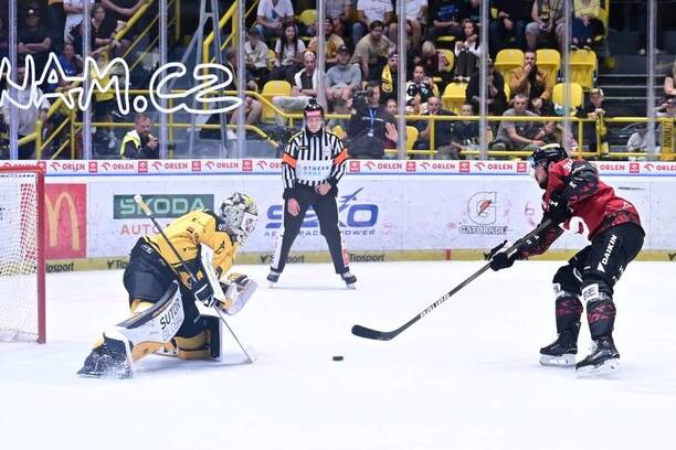 Michael Špaček střílí na litvínovského brankáře, fotka z&nbsp;utkání Litvínov vs. Sparta v&nbsp;5. kole Tipsport ELH 25/26