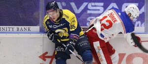 Osobní souboj Lukáše Heše (vlevo) s Jakubem Žůrkem, fotka ze zápasu Poruba vs. Zlín 