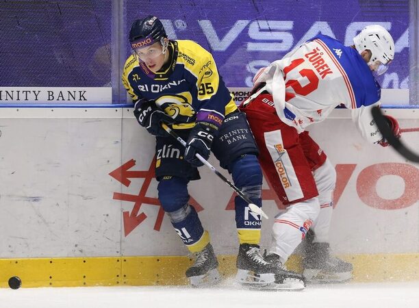 Osobní souboj Lukáše Heše (vlevo) s&nbsp;Jakubem Žůrkem, fotka ze zápasu Poruba vs. Zlín