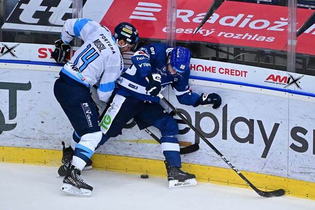 Adam Musil z&nbsp;Liberce a&nbsp;Miroslav Forman z&nbsp;Kladna ve vzájemném zápase extraligy